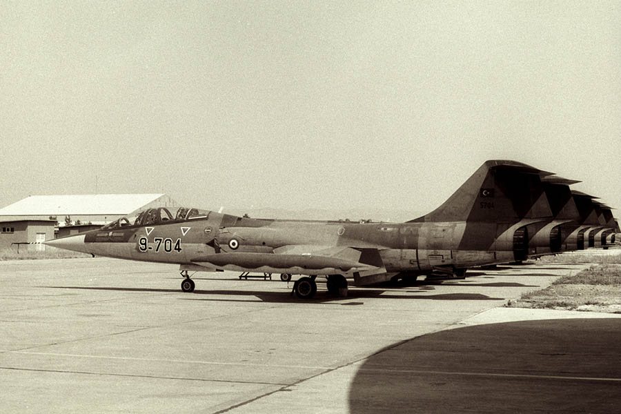 line-up di TF-104G ex KLu pronti per le missioni giornaliere tc.af_9-704